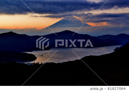 箱根大観山からのトワイライトタイム 富士山の夕景 81827064