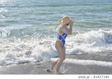 夏の北海道江差町の海岸でストローハットに水着の女性のポートレートを撮影 夏の北海道江差町の海岸でストローハットに水着の女性のポートレートを撮影 81827180