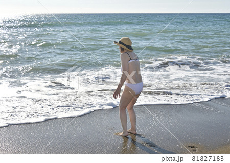 夏の北海道江差町の海岸でストローハットに水着の女性のポートレートを撮影 夏の北海道江差町の海岸でストローハットに水着の女性のポートレートを撮影 81827183