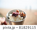 海キャンプの朝 81829115