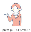 案内をする女性 81829432