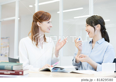 英会話教室の西洋人の先生を若い女性 撮影協力:中央工学校付属日本語学校 英会話教室の西洋人の先生を若い女性 撮影協力:中央工学校付属日本語学校 81829580