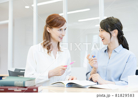 英会話教室の西洋人の先生を若い女性　撮影協力：中央工学校付属日本語学校 81829583
