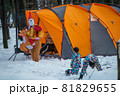 キャンプにやってきたサンタクロース 81829655