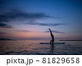 サップの上で倒立をする 81829658