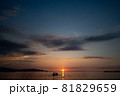 子供とサップで夕焼けを見る 81829659