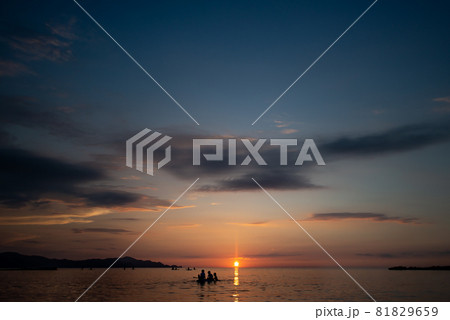 子供とサップで夕焼けを見る 子供とサップで夕焼けを見る 81829659