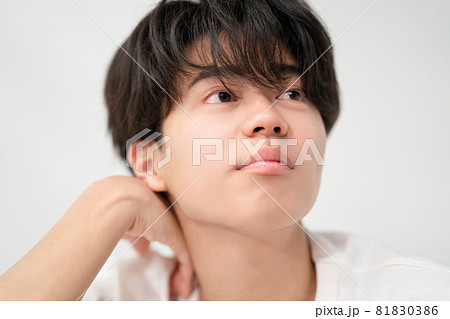 寝起き　若い男性　朝　アップ 81830386