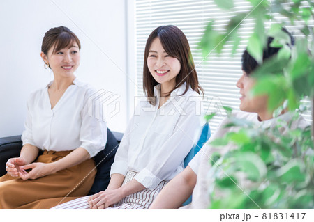 職場で楽しく話す若手会社員 職場で楽しく話す若手会社員 81831417