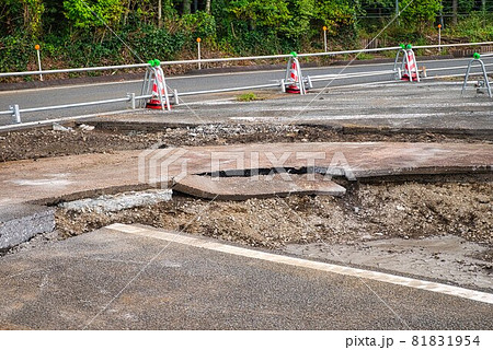 老朽化したアスファルト舗装の撤去 81831954