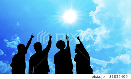 空を指さす男女4人の後ろ姿シルエットと光のイラスト素材