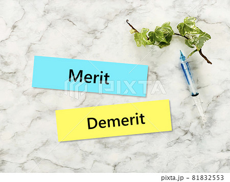 注射器とツタ_大理石背景_俯瞰_MeritとDemerit文字入り 注射器とツタ_大理石背景_俯瞰_MeritとDemerit文字入り 81832553