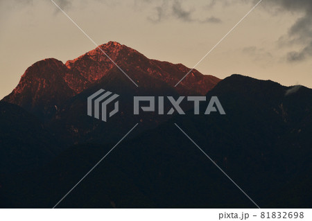 北杜市武川町、朝日に赤く染まる甲斐駒ケ岳 81832698