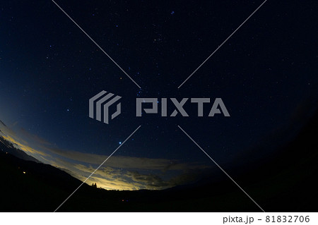 北杜市白州町、南東の空に輝く冬の大三角・オリオン・ふたご座・プレアデス 81832706