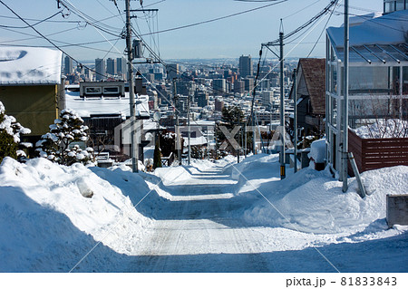 都心に向かって下る冬の坂道  北海道札幌市の住宅街 81833843