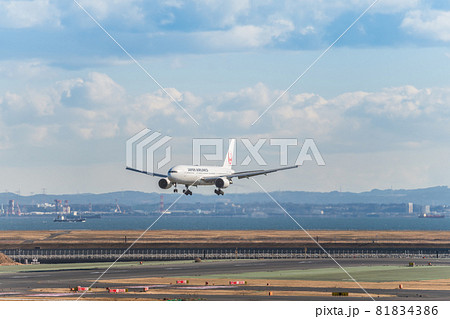【羽田空港第二ターミナル JAL機の着陸】 【羽田空港第二ターミナル JAL機の着陸】 81834386