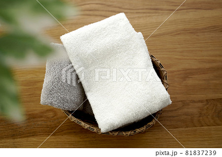 商品背景　バスケットに入ったパイル生地のタオル 81837239