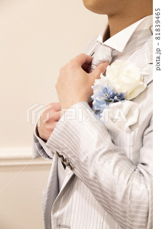結婚式の準備中でネクタイを直してる新郎 結婚式の準備中でネクタイを直してる新郎 81839465