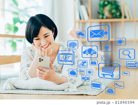 スマホでアプリを使う若い女性 スマホでアプリを使う若い女性 81840394