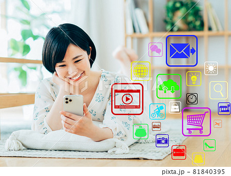 スマホでアプリを使う若い女性 81840395