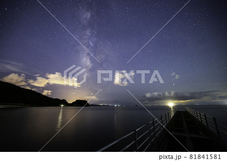 《長崎県 白浜海岸》白浜海水浴場からの天の川 81841581