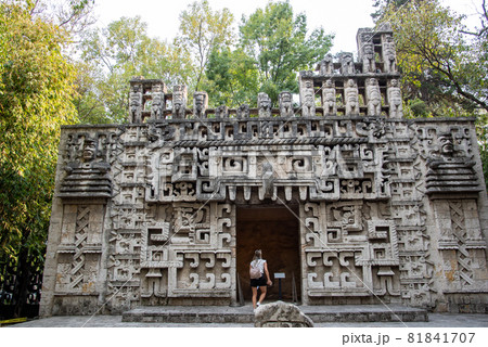メキシコ　国立人類学博物館の中庭にある遺跡のレプリカ 81841707