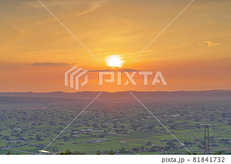 【散居村展望台からの風景 (夕景)】 富山県砺波市五谷 【散居村展望台からの風景 (夕景)】 富山県砺波市五谷 81841732