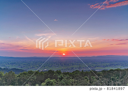 【散居村展望台からの風景 (夕景)】 富山県砺波市五谷 【散居村展望台からの風景 (夕景)】 富山県砺波市五谷 81841897