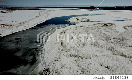 網走の冬の濤沸湖と斜里岳 81842153