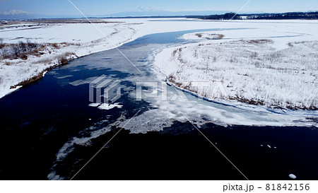 網走の冬の濤沸湖と斜里岳 81842156