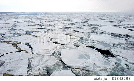 オホーツク海の流氷 81842298
