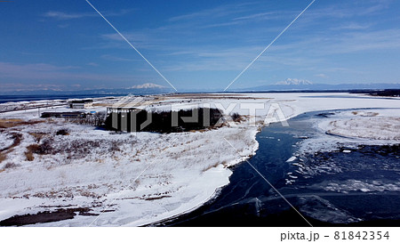 網走の冬の濤沸湖と斜里岳 81842354