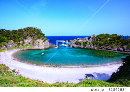 式根島の泊海水浴場の朝 81842684