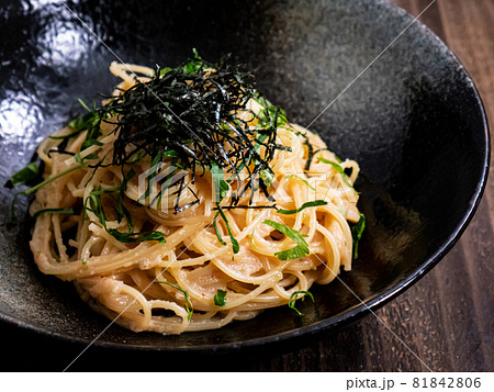 黒い器のたらこパスタ 黒い器のたらこパスタ 81842806