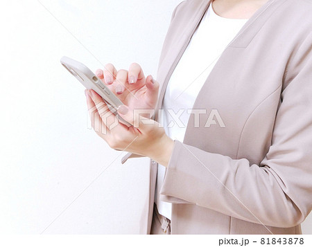 スマホを操作するスーツの女性 81843878