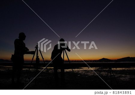 夕景撮影をするカメラマン 夕景撮影をするカメラマン 81843891