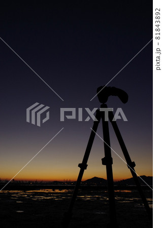 夕焼け空と三脚 81843892