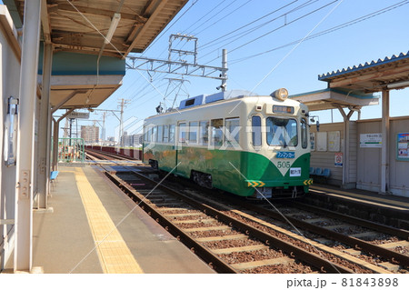 青空の阪堺電車大和川駅【大阪府堺市】 81843898