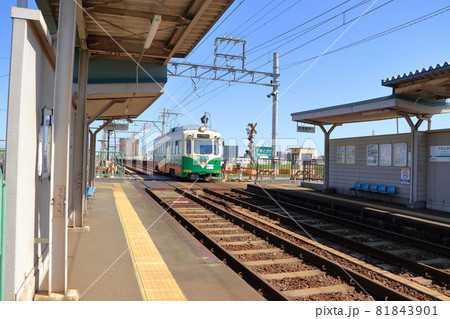 青空の阪堺電車大和川駅【大阪府堺市】 81843901