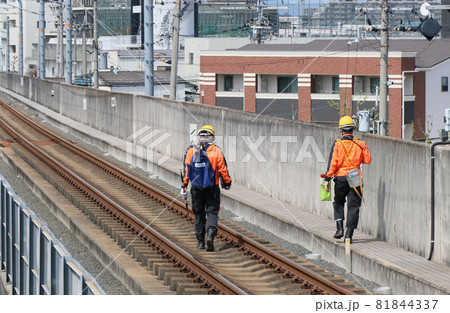 JR西日本　高架区間の線路を点検する係員 81844337