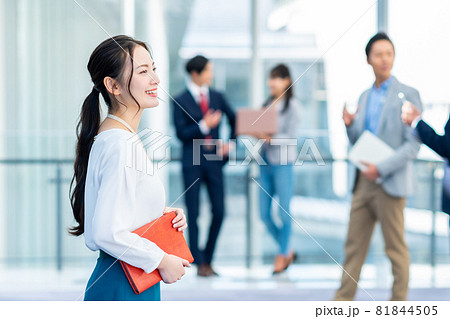 オフィスの若いビジネスウーマン　 81844505