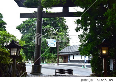 宮崎県　高千穂神社参道からの鳥居と町並み 81845109
