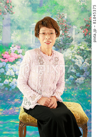 70代女性、シニア世代の老人ポートレート写真 70代女性、シニア世代の老人ポートレート写真 81845375