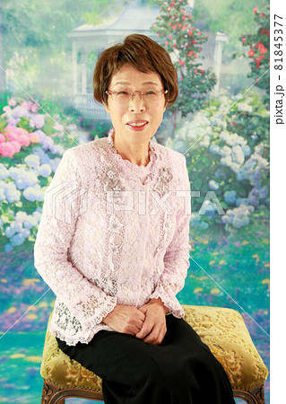 70代女性、シニア世代の老人ポートレート写真 81845377