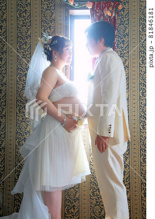 マタニティフォト可愛い妊婦さんと旦那さん マタニティフォト可愛い妊婦さんと旦那さん 81846181