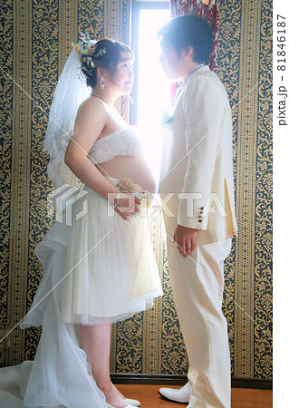 マタニティフォト可愛い妊婦さんと旦那さん マタニティフォト可愛い妊婦さんと旦那さん 81846187