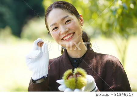 栗を持つ女性 81846517