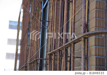 錆びた構造物とレンガ 81846535