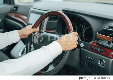 ハンドルを持つ男性の手 ハンドルを持つ男性の手 81846615