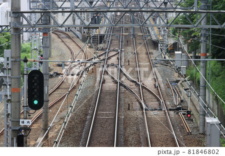 阪急電鉄　夙川駅の線路　甲陽線への連絡線がある 81846802
